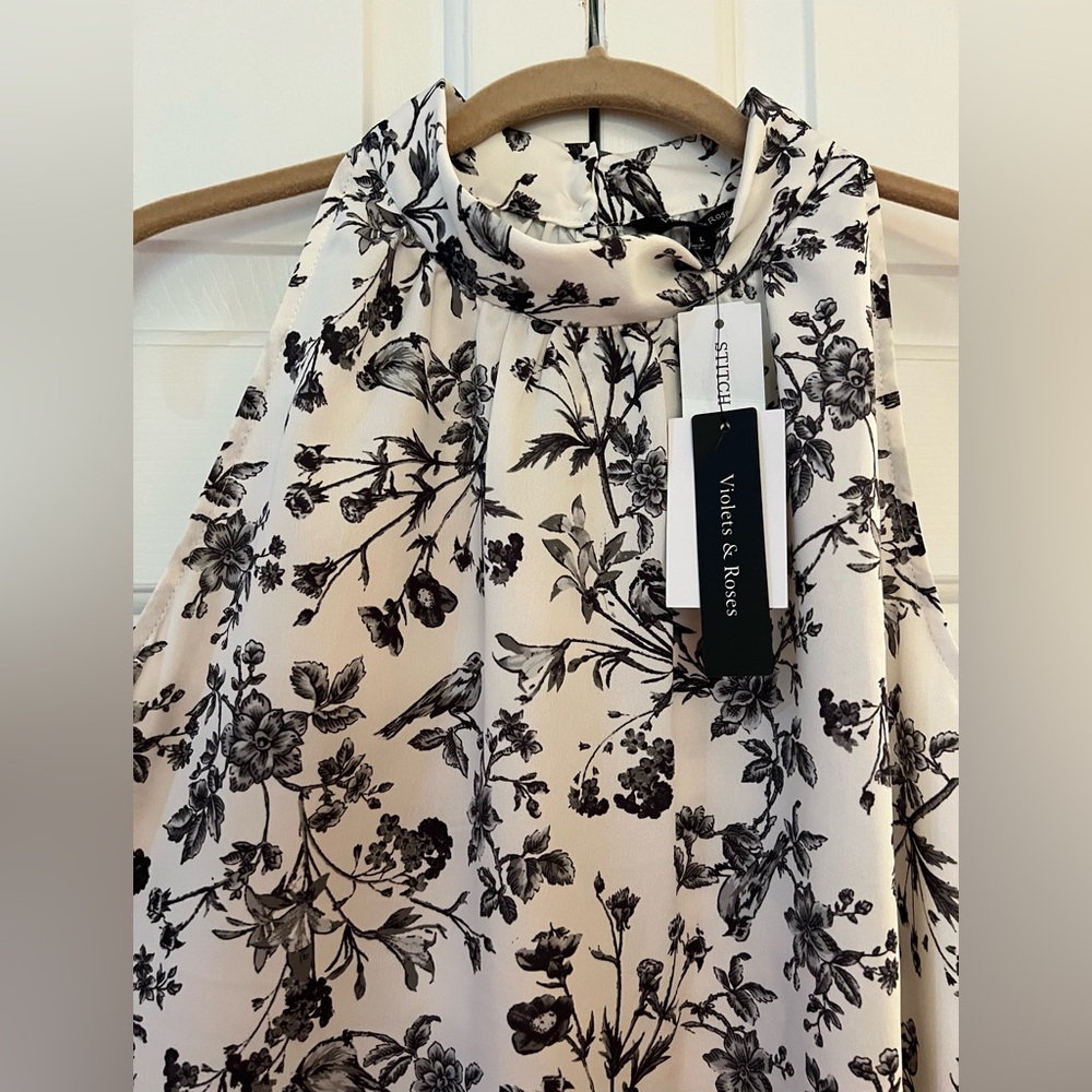 Violets & Roses Black and White Floral Sleeveless Blouse NWT Size L - Picture 3 of 8